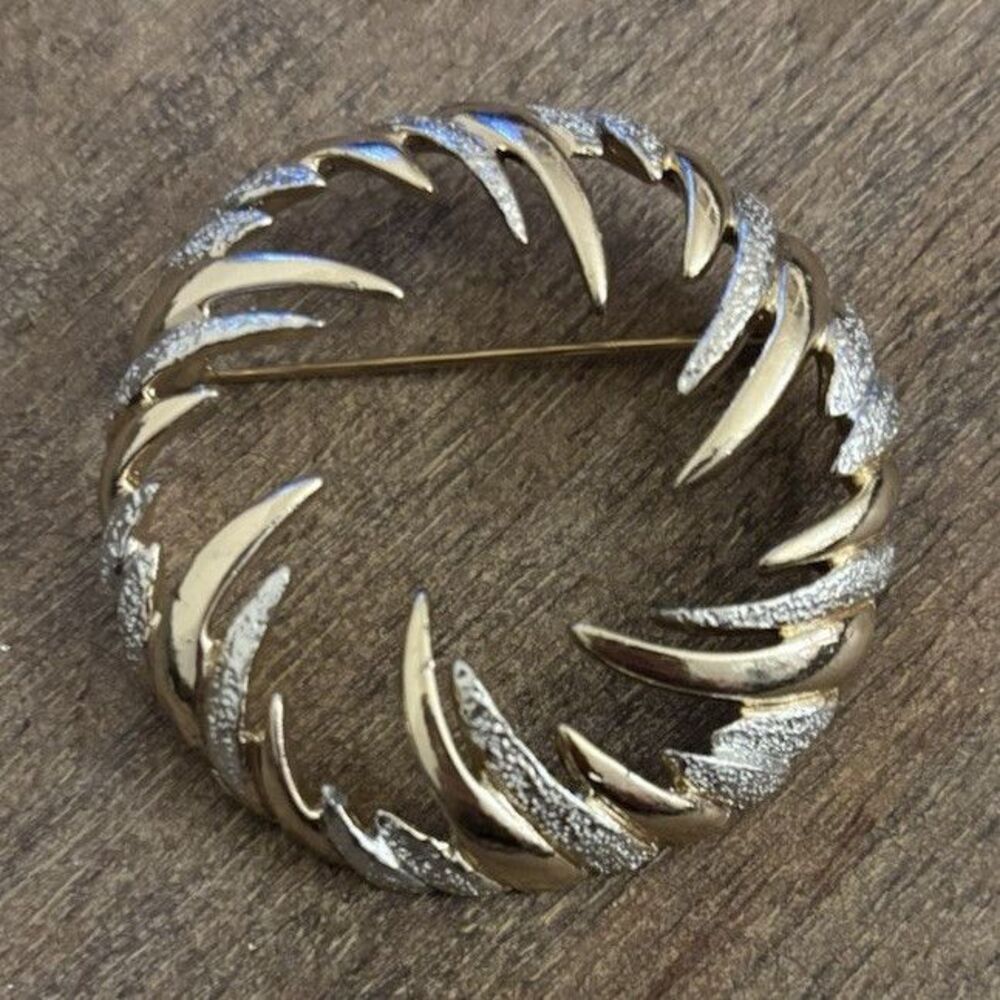 Gold Tone Metal Round Swirl Circle Brooch Pin, No Main Stone or Secondary Stone